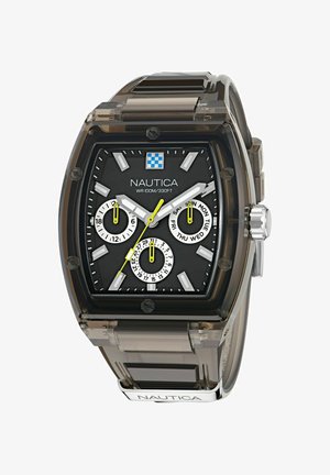 Nautica ur med sort skive, sølvfarvede accenter, et rektangulært hus i resin, lysende markører og et gennemsigtigt gummirem. Vandtæt op til 100 m.