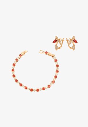 Złoty komplet bransoletki i pasujących kolczyków z na przemian czerwonymi i przezroczystymi kamieniami szlachetnymi, kolczyki z motywem liścia i czerwonymi kamieniami w szlifie marquise.