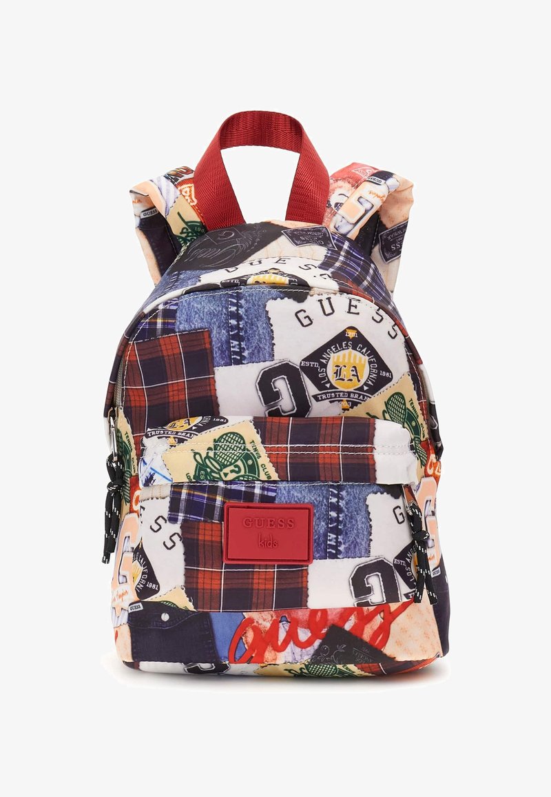 Monivärinen reppu, jossa on sekamateriaali-kuviointi, joka sisältää tikkuja, logoja ja ruudullista kangasta. Punaiset yksityiskohdat hihnoissa ja vetoketjun vedin. Tiivis muotoilu.