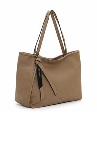 Bolso tote de cuero perforado marrón medio con dos correas para el hombro y una etiqueta decorativa negra con la inscripción "SURI FREY".