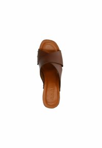 Sandale à glisser en cuir marron avec des brides croisées et une semelle intérieure rembourrée. Marquage subtil imprimé sur la semelle, texture lisse.