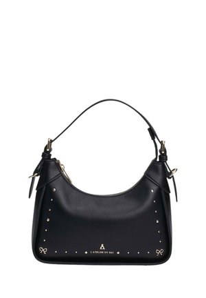 Borsa a mano in pelle nera con manico corto, borchie dorate lungo i bordi, piccole decorazioni a fiocco e chiusura con cerniera in alto.