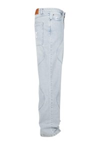 Vaqueros de muñeca azul claro con un corte recto, que presentan detalles de costura curva y dos bolsillos traseros. Etiqueta de marca de cuero en la cinturilla.