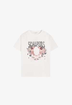 Camiseta de algodón blanca con un diseño gráfico de una calavera con alas, huesos cruzados y el texto "SCALPERS" en letras oscuras y en negrita.