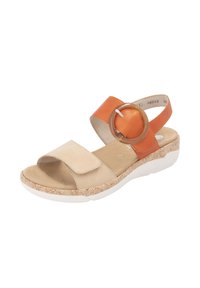 Sandale beige et orange avec bride de cheville ajustable, détail d'accent rond et semelle beige texturée avec un motif. Matériau doux et design ouvert.