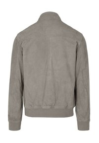 Giacca in suede grigia con un design semplice, caratterizzata da un colletto alto, polsini e orlo elasticizzati, texture liscia e senza hardware visibile.