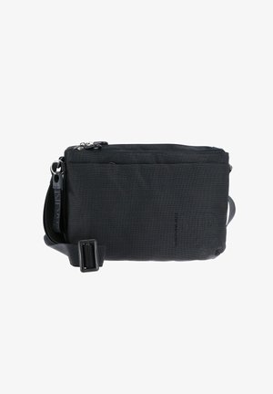 Schwarze Stoff-Crossbody-Tasche mit strukturiertem Design, zwei mit Reißverschluss versehenen Fächern, verstellbarem Tragegurt und markierter Hardware.