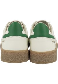 Weiße Ledersneaker mit grünen Akzenten, abgerundeter Rückseite, strukturiertem braunen Sohlen und dem Markennamen "BURELA" an der Ferse. Einfaches, klassisches Design.