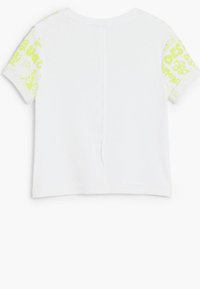 Camiseta blanca de canalé con mangas cortas que presenta acentos estampados en verde neón en las mangas. Corte recto y textura suave.