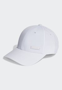 Gorra de béisbol blanca con un diseño estructurado, tela suave, visera cosida y una pequeña etiqueta de logo en relieve en la parte frontal.