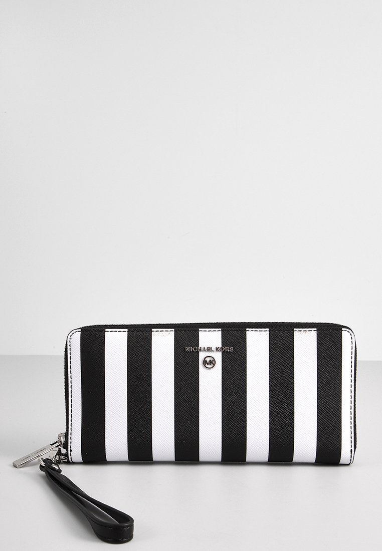 Tarjeta de crédito con rayas en blanco y negro, con un acabado de tela suave, que presenta un logo plateado y una correa de muñeca negra desmontable.