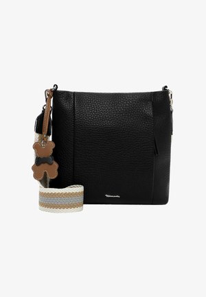 Sac bandoulière en cuir noir texturé avec une sangle en tissu rayé beige et gris, accompagné d'un porte-clés ours en peluche marron avec un nœud papillon noir.