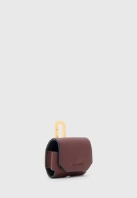 Custodia per AirPods in pelle bordeaux con bordi arrotondati e dettagli neri, dotata di un gancio in metallo dorato per il fissaggio. Design minimalista.