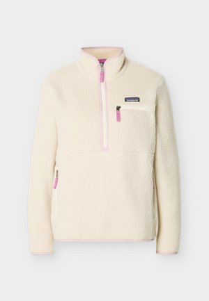 Cremefarbener Fleece-Pullover mit rosa Reißverschluss-Zippern, Viertelreißverschluss, Brusttasche und Patagonia-Logo auf der oberen linken Seite.