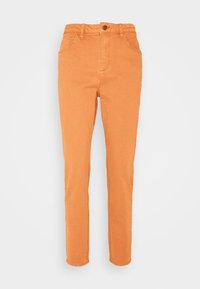 Jeans de mezclilla naranja con un corte ajustado, diseño de cinco bolsillos, cierre de botón y lazos para cinturón. Textura suave y longitud estándar.