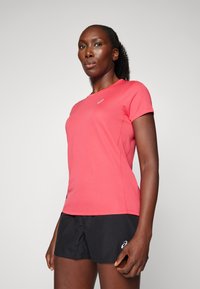 ASICS CORE TOP - Tekninen t-paita - pixel pink