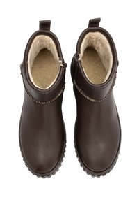Botas de cuero marrón hasta el tobillo con forro suave, superficie lisa y costuras reforzadas. Presentan lengüetas de tirón y suela de goma texturizada.