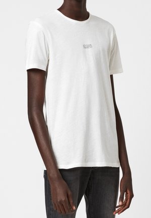 Biała koszulka z krótkim rękawem i okrągłym dekoltem, z subtelnym logo "All Saints" na piersi. Miękka, lekka bawełniana tkanina.