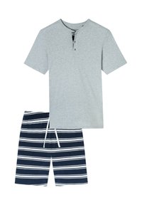 Camiseta henley de manga corta gris con tres botones, combinada con pantalones cortos azul marino con rayas blancas horizontales y una cintura con cordón.