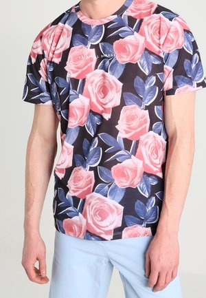 Koszulka z krótkim rękawem na ciemnym tle z dużymi różowymi różami. Posiada zielone liście i małe logo na piersi. Wykonana z bawełny.