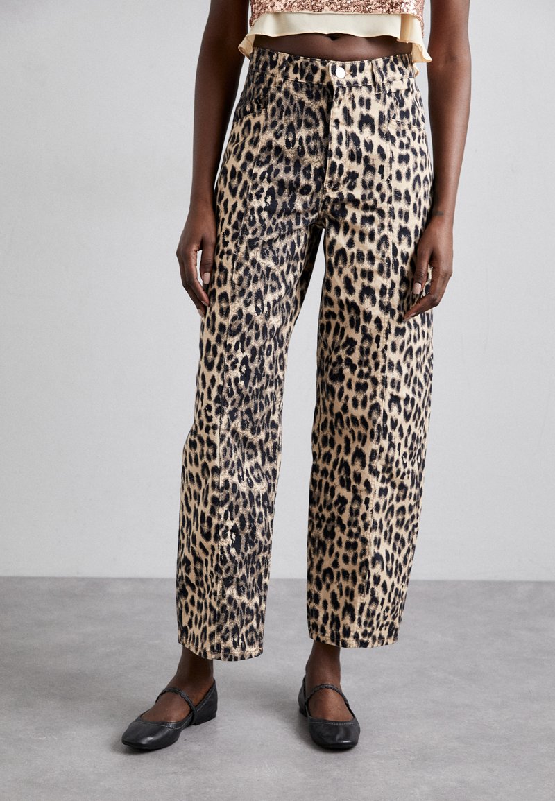 Calças largas com padrão de leopardo, feitas de tecido texturizado, com cintura alta, fecho de botão e bolsos laterais. Esquema de cores preto e beje.
