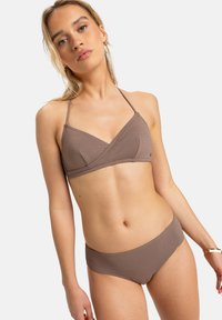 Brun, strukturerad bikini med en triangulär bralette-topp med tunna band och matchande hipster-stil bottnar. Slät, åtsittande design.