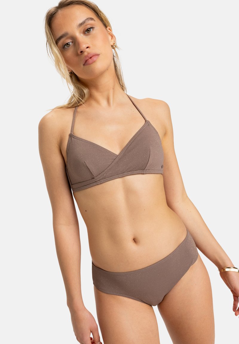 Brun, strukturerad bikini med en triangulär bralette-topp med tunna band och matchande hipster-stil bottnar. Slät, åtsittande design.