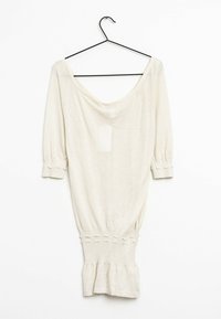 Langærmet cremefarvet sweater med bred halsudskæring, ribbede manchetter og en flæsekant. Lavet af et blødt, let materiale med en let glans.