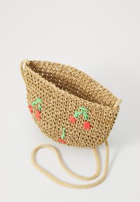 Geflochtene Strohtasche mit einer strukturierten, hellbraunen Oberfläche, verziert mit gestickten roten Kirschen und grünen Blättern sowie einem geflochtenen Schulterriemen.