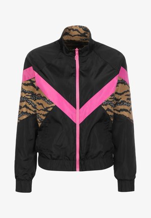 Zwarte windbreaker jas met roze chevronstrepen en tijgerprintaccenten, voorrits, elastische manchetten en hoge kraag.