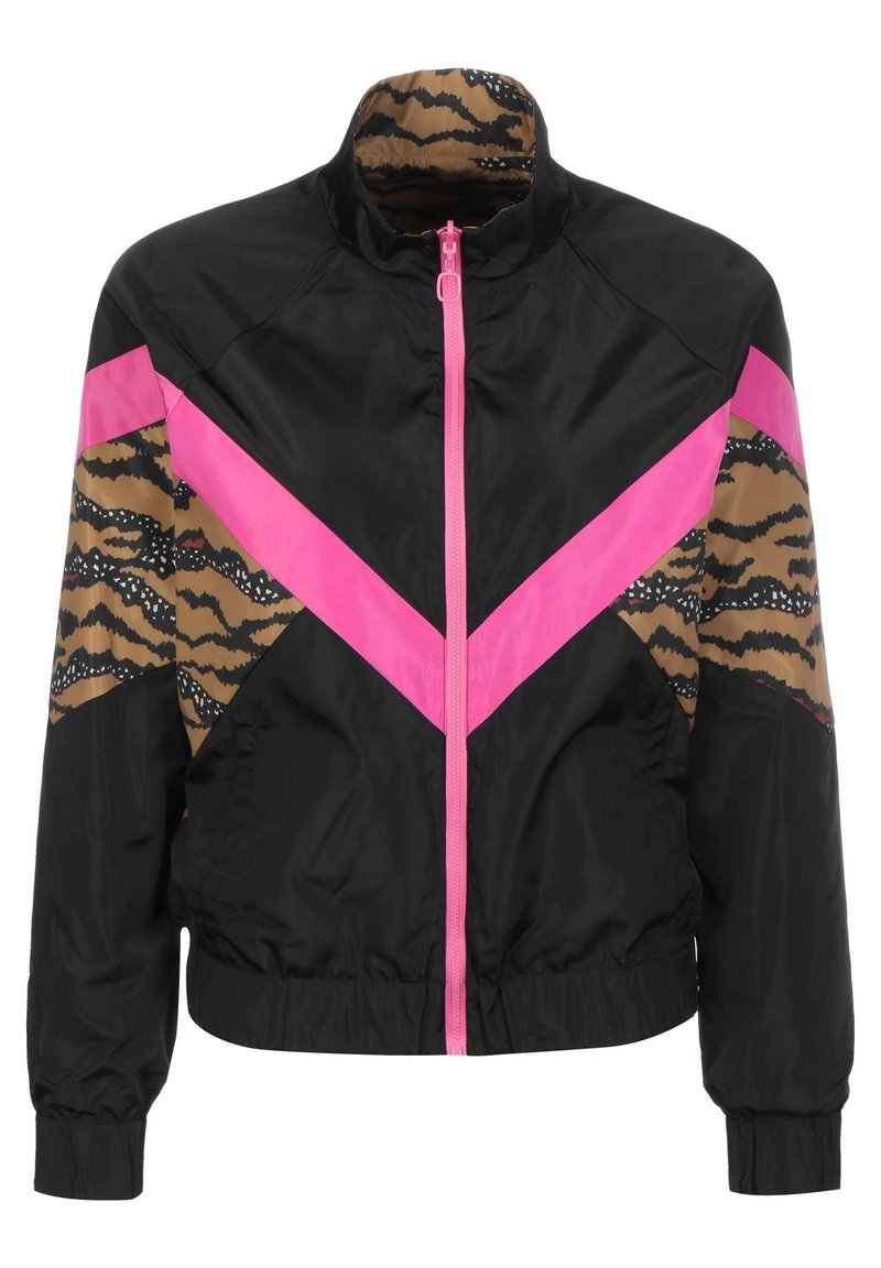 Černá větrovka se světle růžovými chevron pruhy a akcenty tygřího vzoru, přední zip, elastické manžety a vysoký límec.