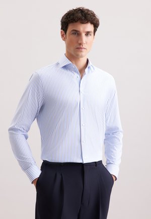 Hellblau-weiß gestreiftes Langarmhemd mit Button-Down-Kragen, glattem Stoff und taillierter Passform. Kombiniert mit dunklen Hosen.