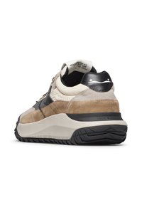 Zapatillas con una parte superior de gamuza en tonos beige y crema, acentos en negro y una gruesa suela intermedia blanca. Presenta una parte trasera texturizada y detalles de logotipo contorneados.