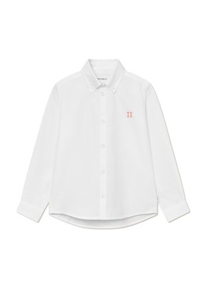 Hvit langermet skjorte laget av bomull, med klassisk krage, knappelukking og en liten oransje "II" brodering på brystet.