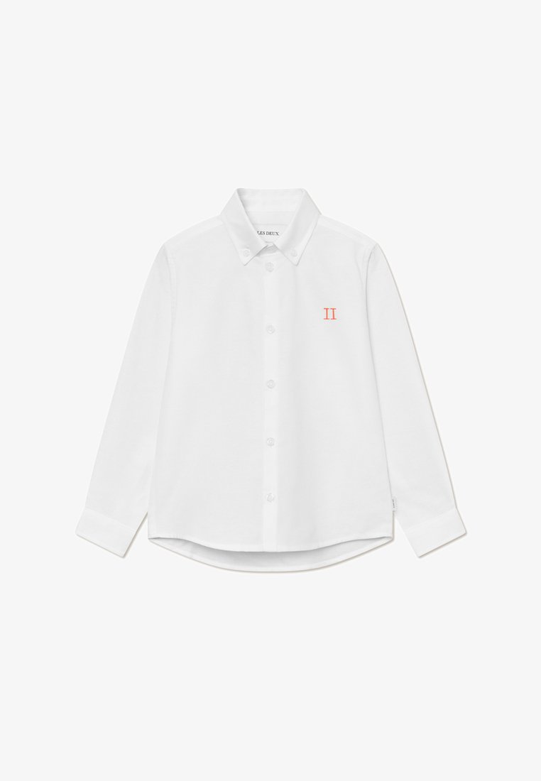 Λευκό πουκάμισο με μακριά μανίκια, φτιαγμένο από βαμβάκι, με κλασικό γιακά, κλείσιμο με κουμπιά και μια μικρή πορτοκαλί κεντημένη επιγραφή "II" στο στήθος.
