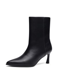 Juodos odos vidutinio ilgio batų aulai su siauru kulnu ir matomu šoniniu siuvimu, pasukti į kairę, baltame fone.