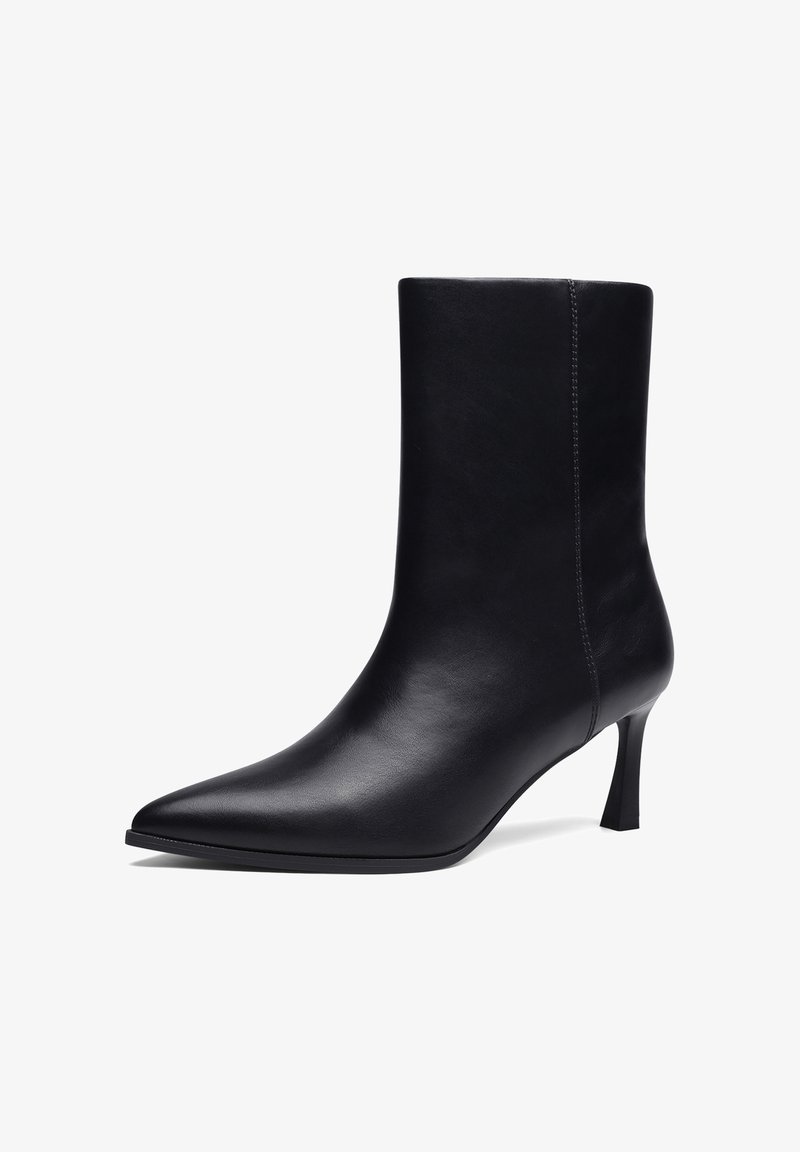 Musta nahkainen keskipitkä varvassärmäinen saapas, jossa on kapea korko ja näkyvä sivusauma, kallistettuna vasemmalle valkoisella taustalla.