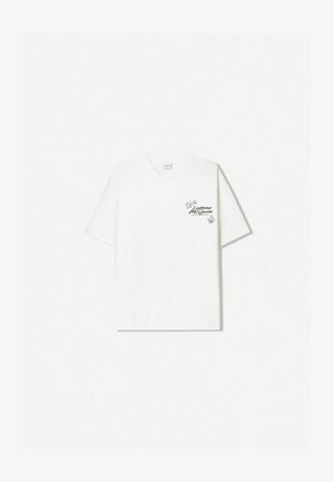 Bijela pamučna majica kratkih rukava s crnim grafičkim natpisom na lijevoj strani prsnog dijela i okruglim izrezom.