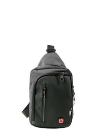 Zwarte en groene schouderrugzak gemaakt van duurzaam materiaal. Beschikt over meerdere met rits afgesloten vakken en een verstelbare schouderband. Rode logo detail.