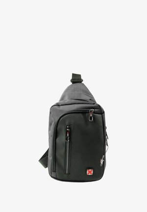 Zwarte en groene schouderrugzak gemaakt van duurzaam materiaal. Beschikt over meerdere met rits afgesloten vakken en een verstelbare schouderband. Rode logo detail.