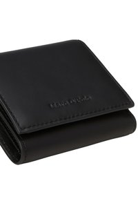 Portafoglio nero in pelle con finitura testurizzata, design a doppia piega e logo del marchio in rilievo. Presenta cuciture ben visibili e angoli arrotondati.