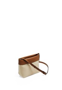 Sac bandoulière avec une partie supérieure marron clair et une partie inférieure crème. Fabriqué en cuir lisse, il présente une forme structurée et une sangle ajustable.