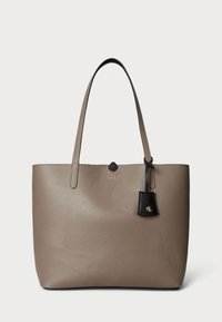 Γκρίζα δερμάτινη τσάντα tote με μαύρες λεπτομέρειες, διαθέτει δύο λουριά ώμου, υφή και μια μικρή ετικέτα με λογότυπο προσαρτημένη.