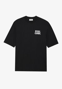 Schwarzes Baumwoll-T-Shirt mit kurzen Ärmeln. Verzierung mit weißem Text "FEEL COOL" in einer fetten, verspielten Schriftart auf der linken Brustseite. Einfaches, modernes Design.