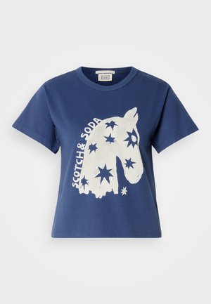 Sötétkék pamut póló rövid ujjakkal, fehér lófej és csillagok grafikájával, mellette a "SCOTCH & SODA" felirattal.