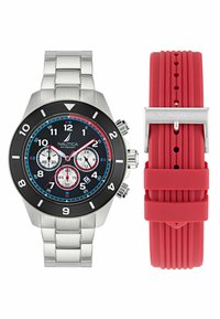 Kronografklocka med svart och silverfärgad boett i rostfritt stål, marinblå urtavla, röda detaljer, stora siffror och utbytbar röd gummirem.