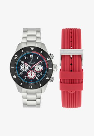 Nautica ure時計 med rustfrit stålrem, sort bezel, blå urskive, hvide chronograph subskiver og rød silikonerem. WR 100M/330FT.