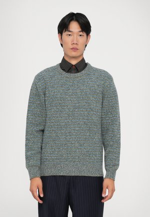 Sweter dzianinowy w wielokolorowej włóczce z zielonymi i niebieskimi poziomymi paskami, okrągłym dekoltem oraz ściągaczami przy mankietach i dolnym brzegu.