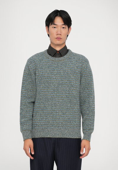 Suéter de punto en hilo multicolor con rayas horizontales verdes y azules, cuello redondo y puños y dobladillo acanalados.