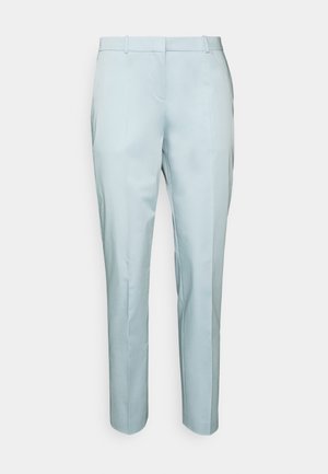 Pantalon bleu clair ajusté avec passants de ceinture, pli frontal et poches latérales, présenté sur un fond blanc uni.
